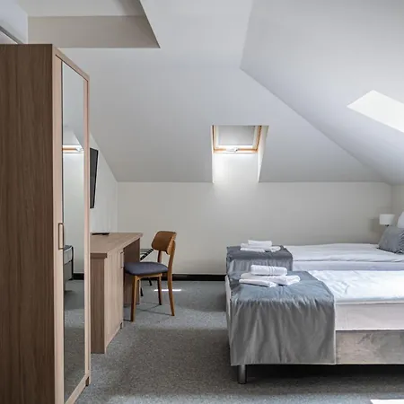 Dwor Skrzynki Hotel *