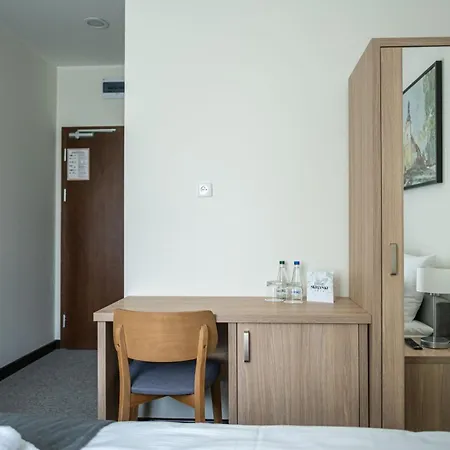 Dwor Skrzynki Hotel *