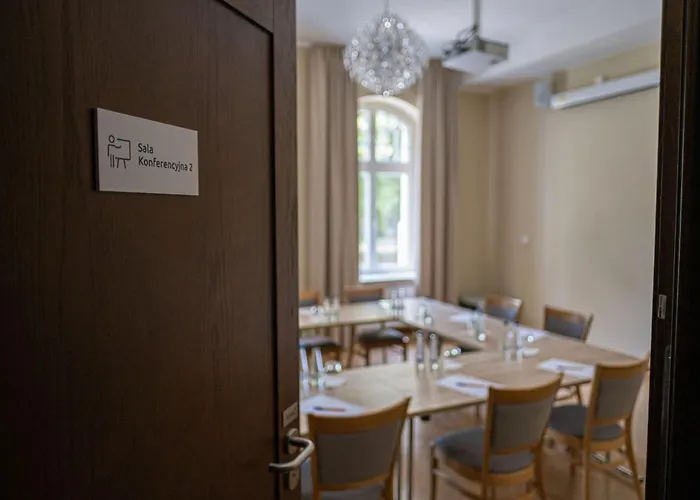 Szálloda Dwor Skrzynki Skrzynki (Poznan)