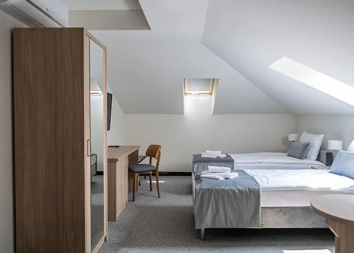 Dwor Skrzynki Szálloda *